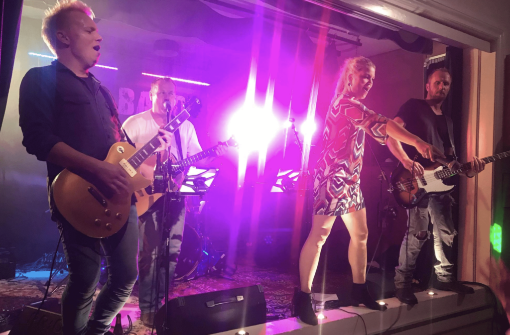 Live musik på Jakobs Cafe med Jos Band i weekenden - Forsanger giver den gas med resten af bandet til alle klassikerne