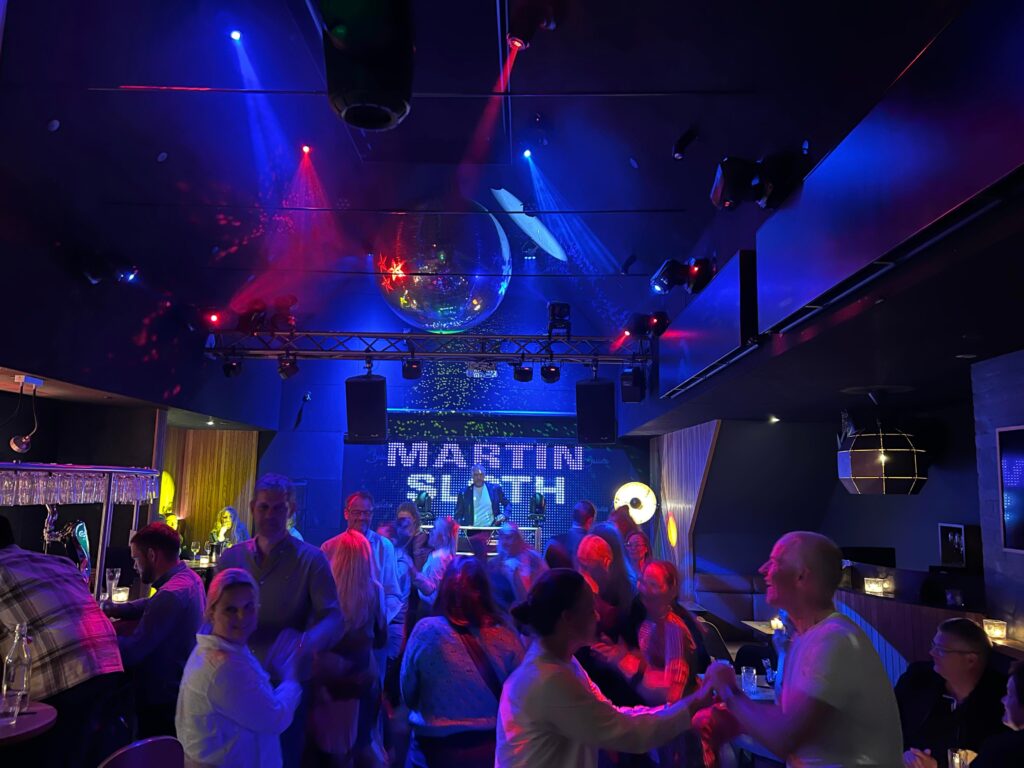 Folk danser på natklub med farverige lys