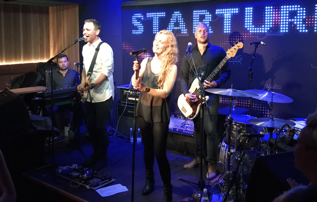 Band optræder live på lille musikscene