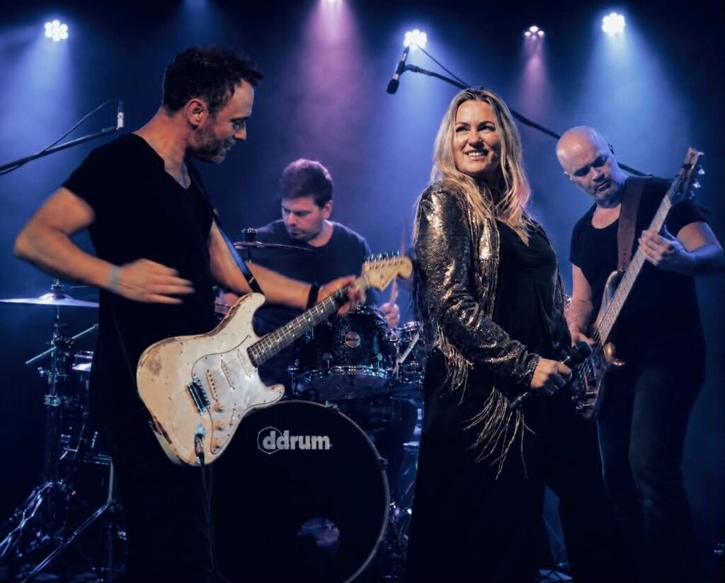 Band spiller live på scene med sangerinde