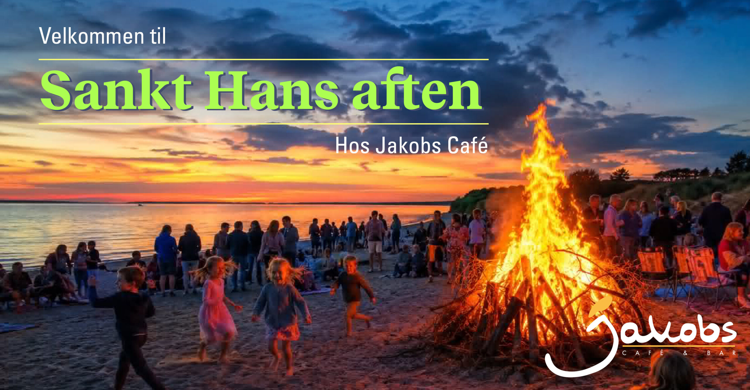 Sankt Hans bål på stranden ved solnedgang