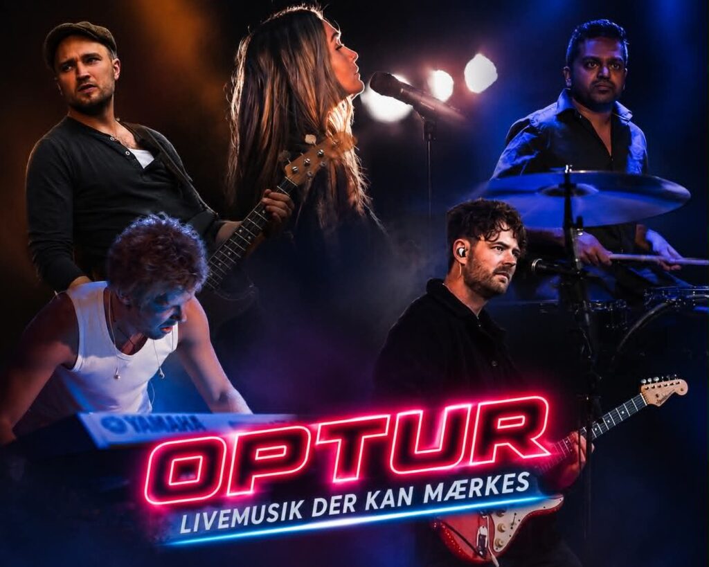 Band spiller livemusik på scene med farvet lys
